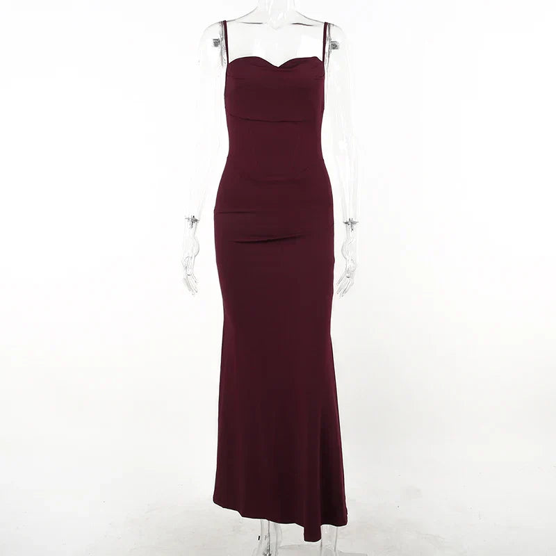 Vestido largo ajustado mujer elegante con tirantes finos