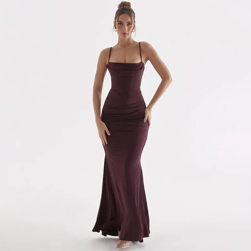 Vestido largo ajustado mujer elegante con tirantes finos