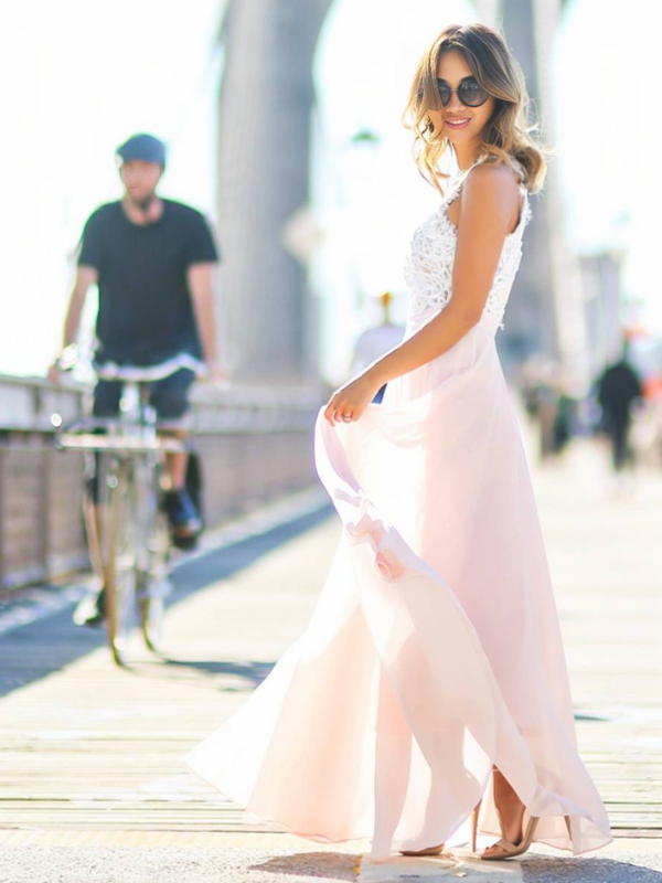 Elegantes Rosa Langkleid für Damen mit Spitzen-Details für Zeremonien und formelle Veranstaltungen