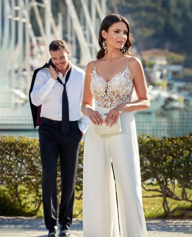 Elegantes Spitzen-Gästekleid mit Trägern für Boho-Zeremonien