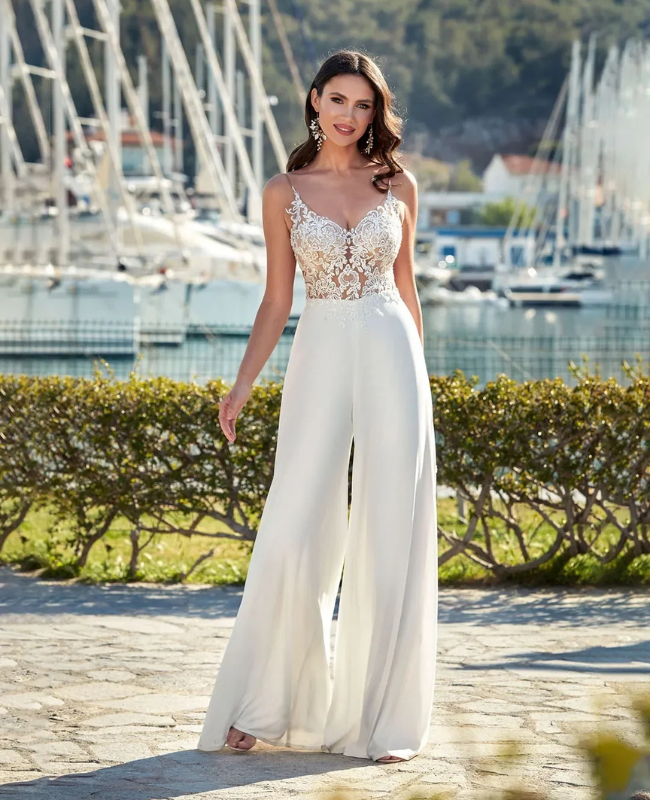 Elegantes Spitzen-Gästekleid mit Trägern für Boho-Zeremonien