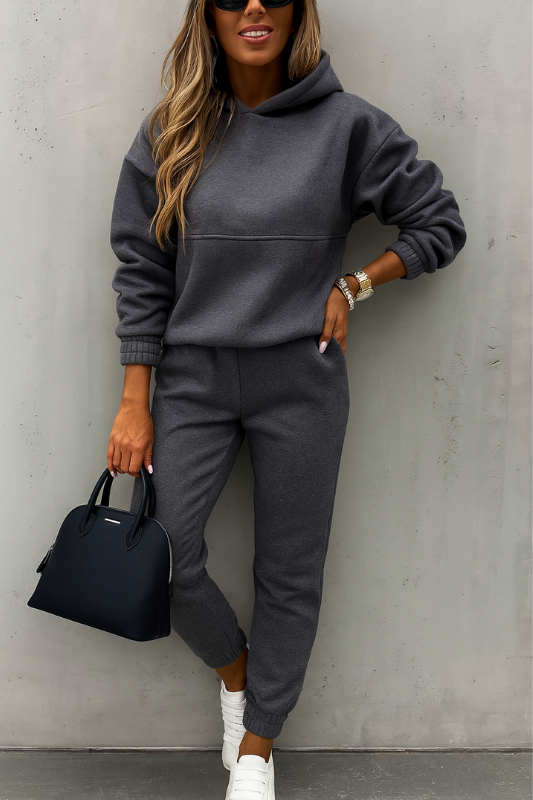 Completo da jogging con cappuccio da donna per un look rilassato e alla moda, top e pantaloni abbinati