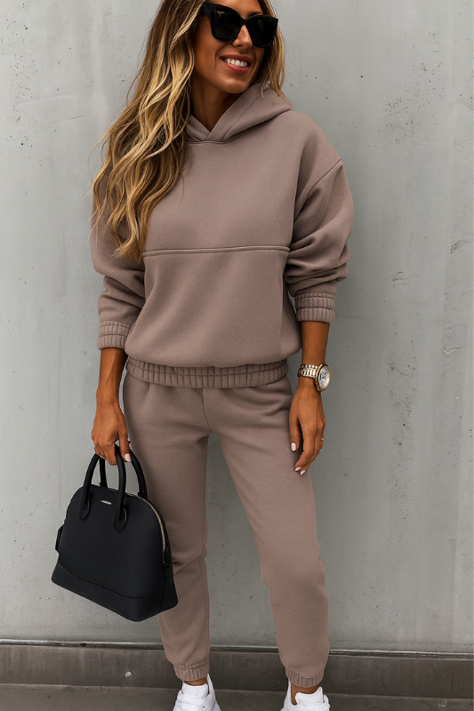 Completo da jogging con cappuccio da donna per un look rilassato e alla moda, top e pantaloni abbinati