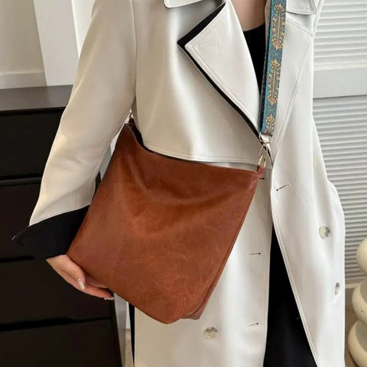 Elegante Borsa da Donna con Chiusura a Zip e Design Compatto 6