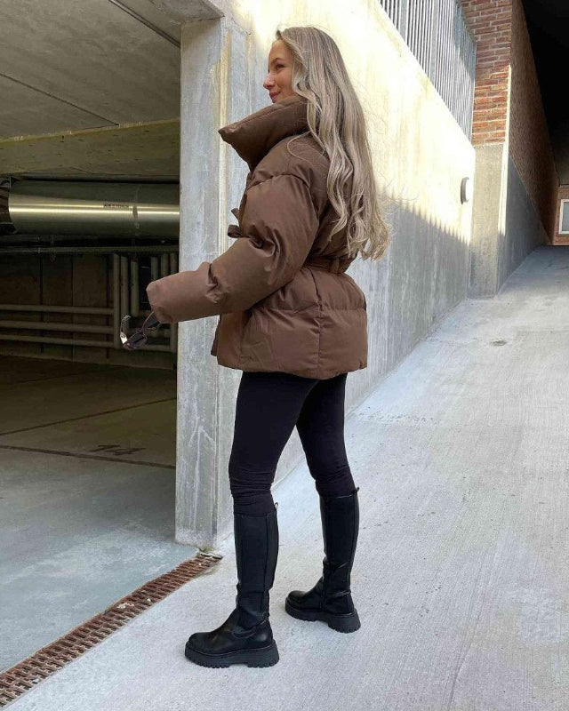 Giacca Invernale Donna Trapuntata Marrone con Cintura e Colletto Grande - Maniche Lunghe, Calda e Stile Elegante 3