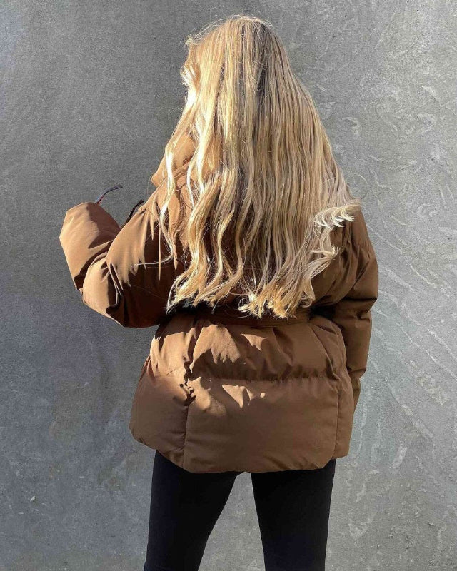 Giacca Invernale Donna Trapuntata Marrone con Cintura e Colletto Grande - Maniche Lunghe, Calda e Stile Elegante 4