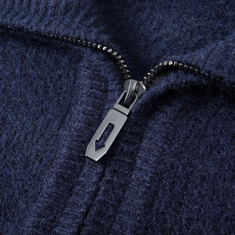 Eleganter Herrenpullover mit halbem Reißverschluss für die kühleren Jahreszeiten