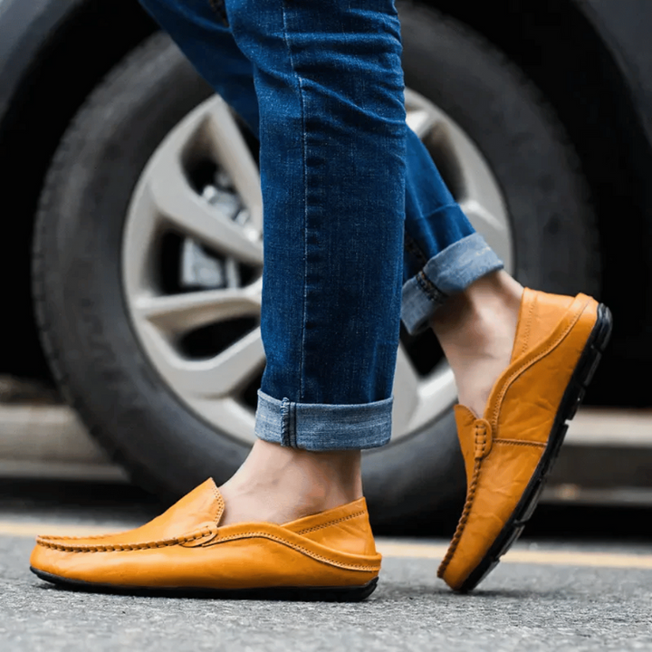 Mocassini Uomo Eleganti in Pelle Mustard Slip-On con Dettagli Cuciti a Mano