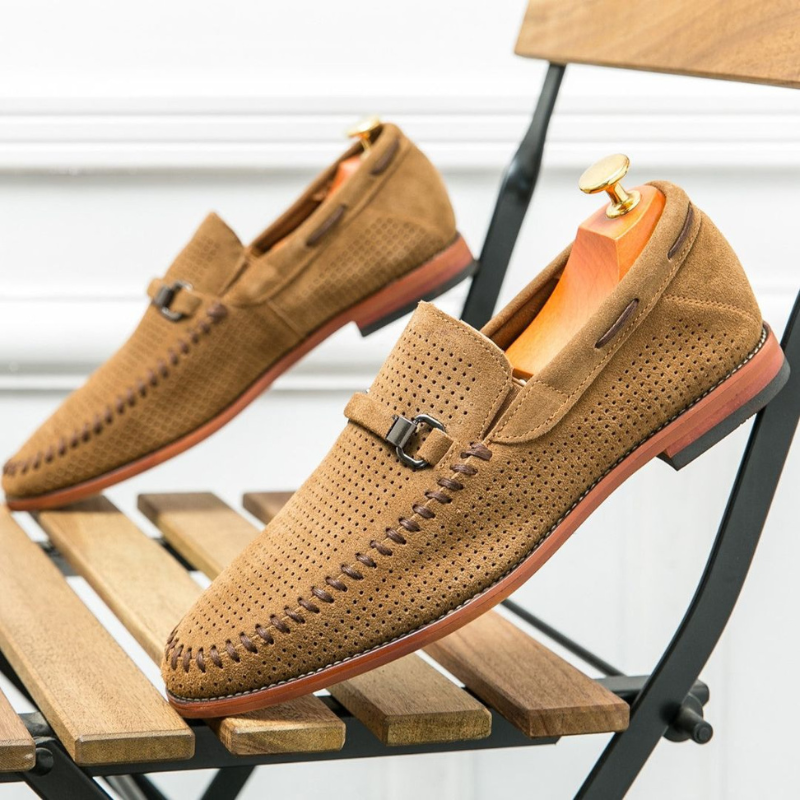 Mocassini Uomo Estivi in Suede con Dettagli Artigianali e Chiusura Elegante