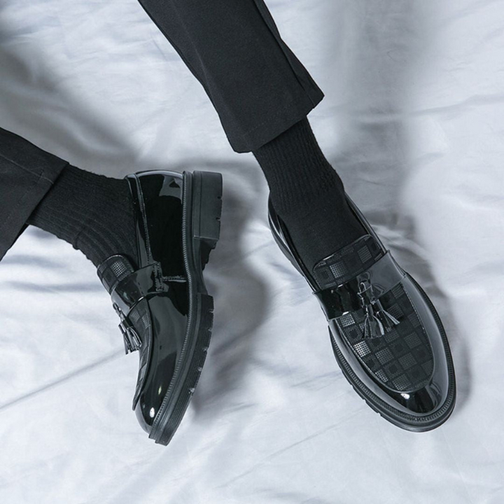 Elegante Mokassins für Herren aus Leder mit Fransen und Gummisohle - Karodesign für formelle und legere Anlässe