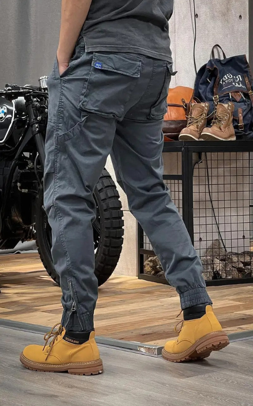 Herren Cargo-Hosen mit elastischem Bund und seitlichen Taschen, weit geschnitten, lässig