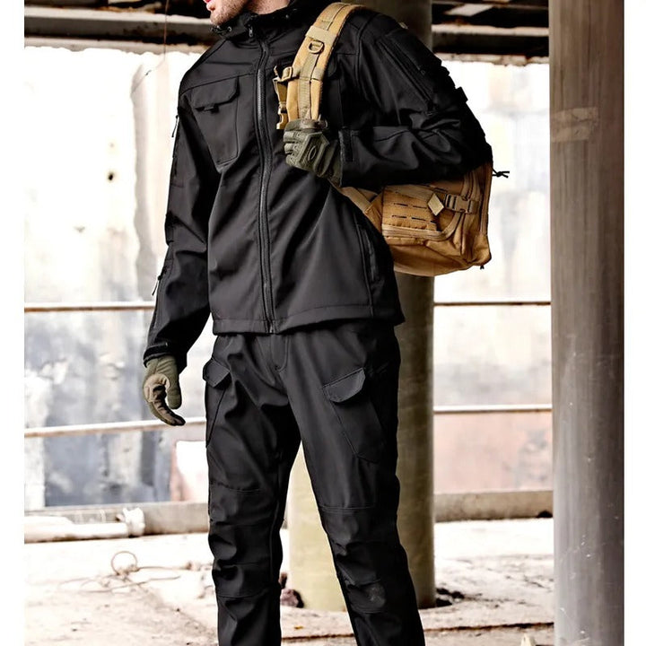 Set da uomo in softshell impermeabile e antivento per escursioni e campeggio