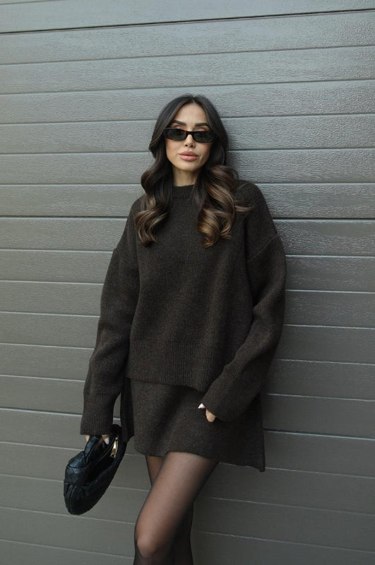 Set in Due Pezzi per Donne: Maglione Oversize e Gonna Aderente Chic per l'Autunno 11