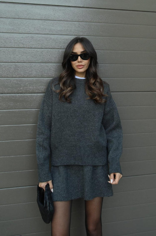 Set in Due Pezzi per Donne: Maglione Oversize e Gonna Aderente Chic per l'Autunno 9