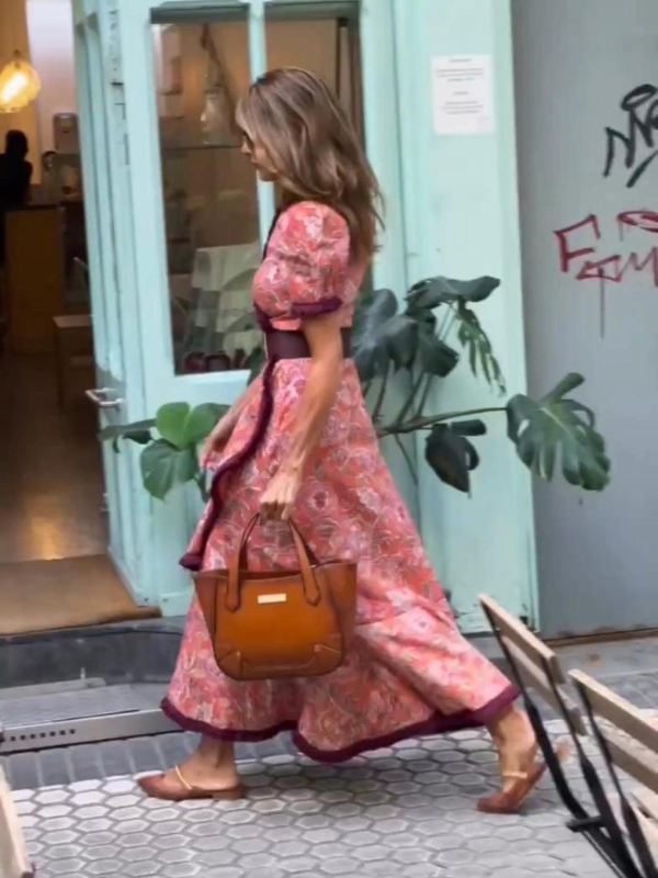 Elegantes Langkleid mit kurzen Ärmeln und asymmetrischem Saum - Langkleid für besondere Anlässe
